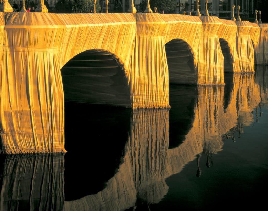 Photographie du Pont Neuf emballé par Christo